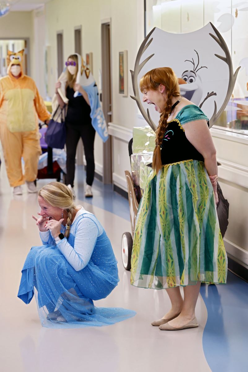 anna and elsa greet patient at CHoR Thanksgiving Parade
