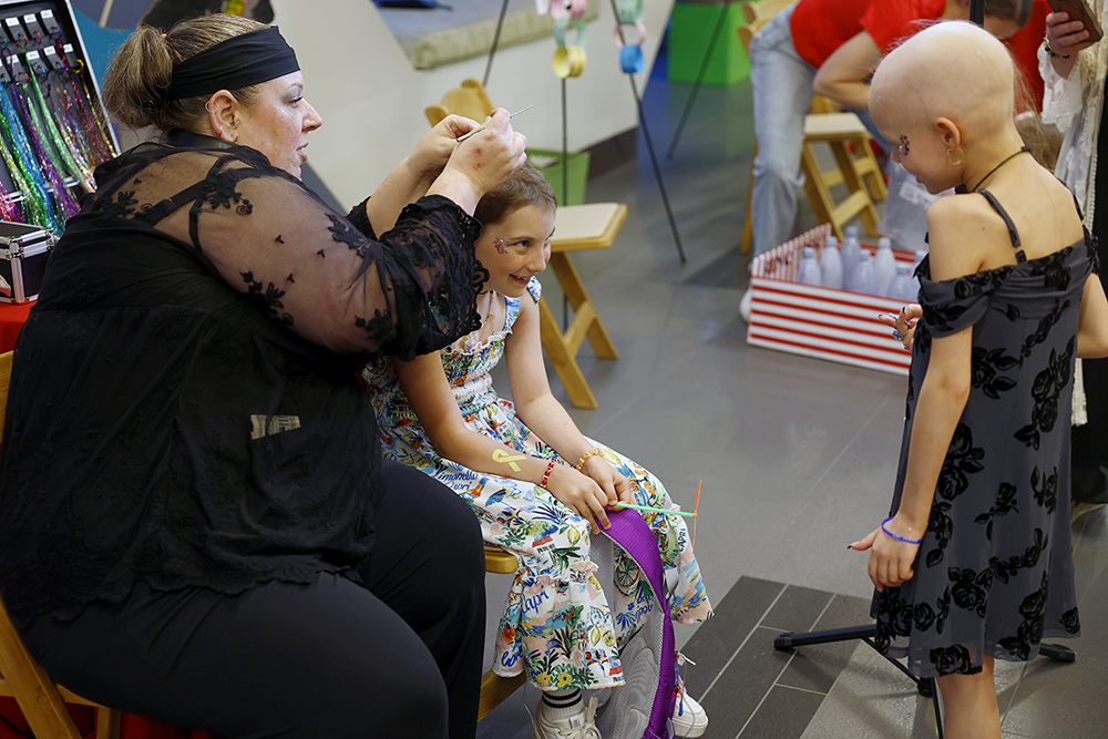 CHoR oncology prom goers smile as they get fairy hair