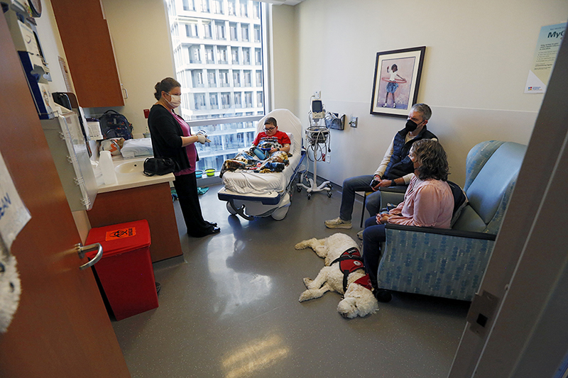 CHoR's Dr. Amy Harper talks with Ben and his family