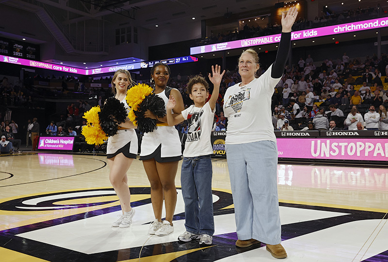CHoR patient Phoenix waves from the VCU basketball court